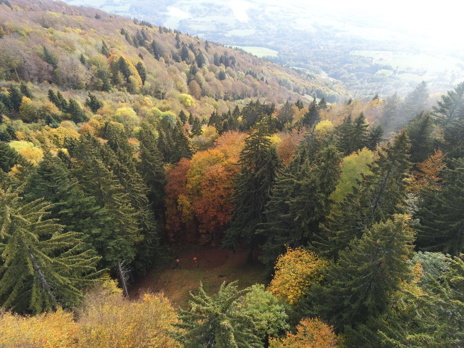 Vue drone oblique d'un captage en forêt de montagne aux couleurs d'automne